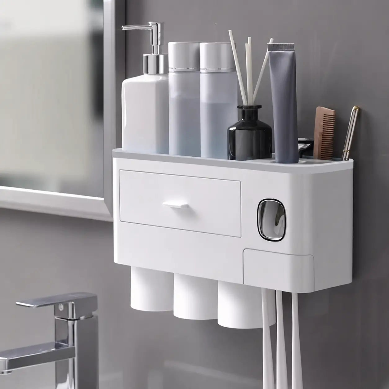 Soporte organizador para baño con dispensador automático doble, vasos invertidos y bandeja amplia para ahorrar espacio junto al lavabo cada mañana