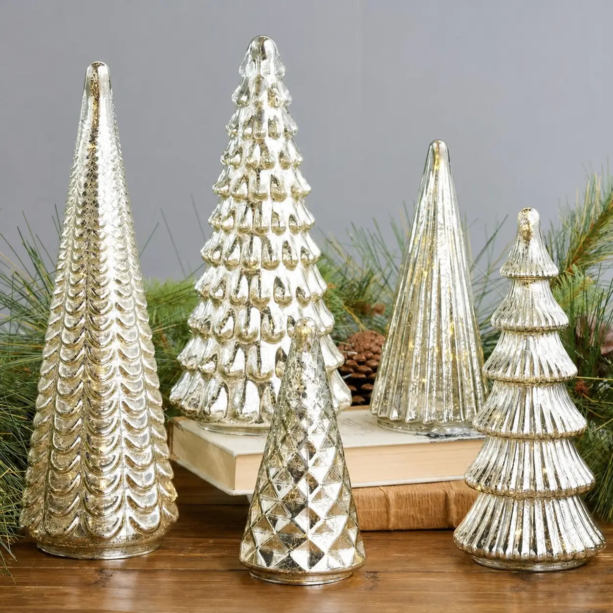 Set de 5 árboles decorativos iluminados de vidrio mercurizado con temporizador para centro de mesa navideño y repisas en tu hogar