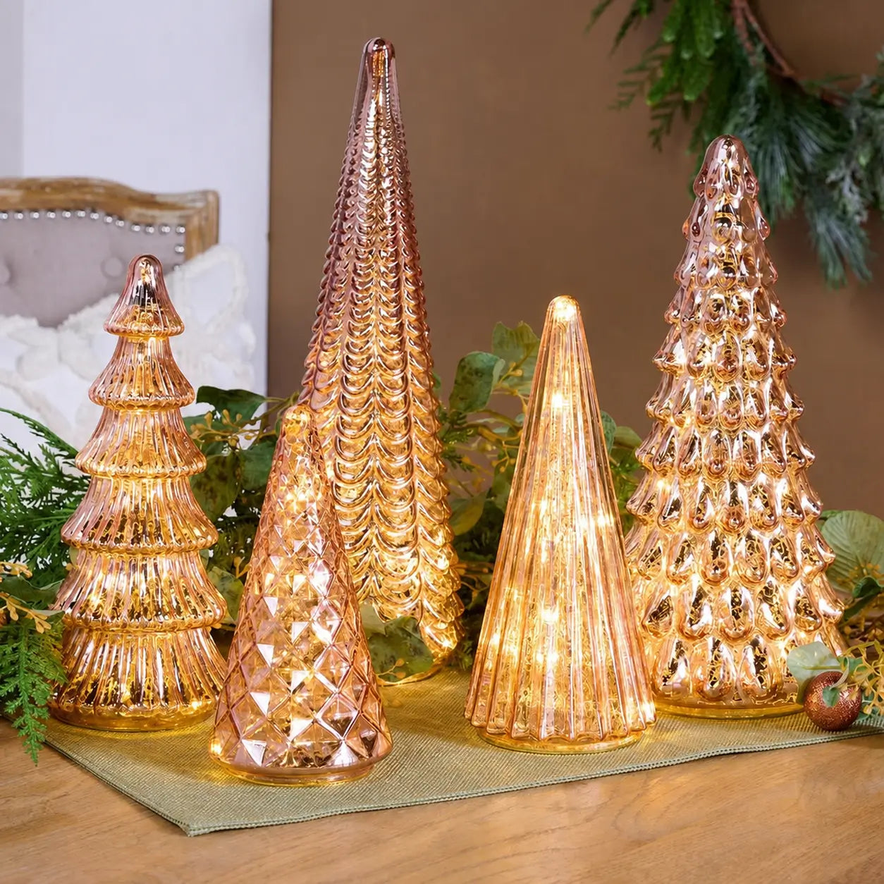 Set de 5 árboles decorativos iluminados de vidrio mercurizado con temporizador para centro de mesa navideño y repisas en tu hogar