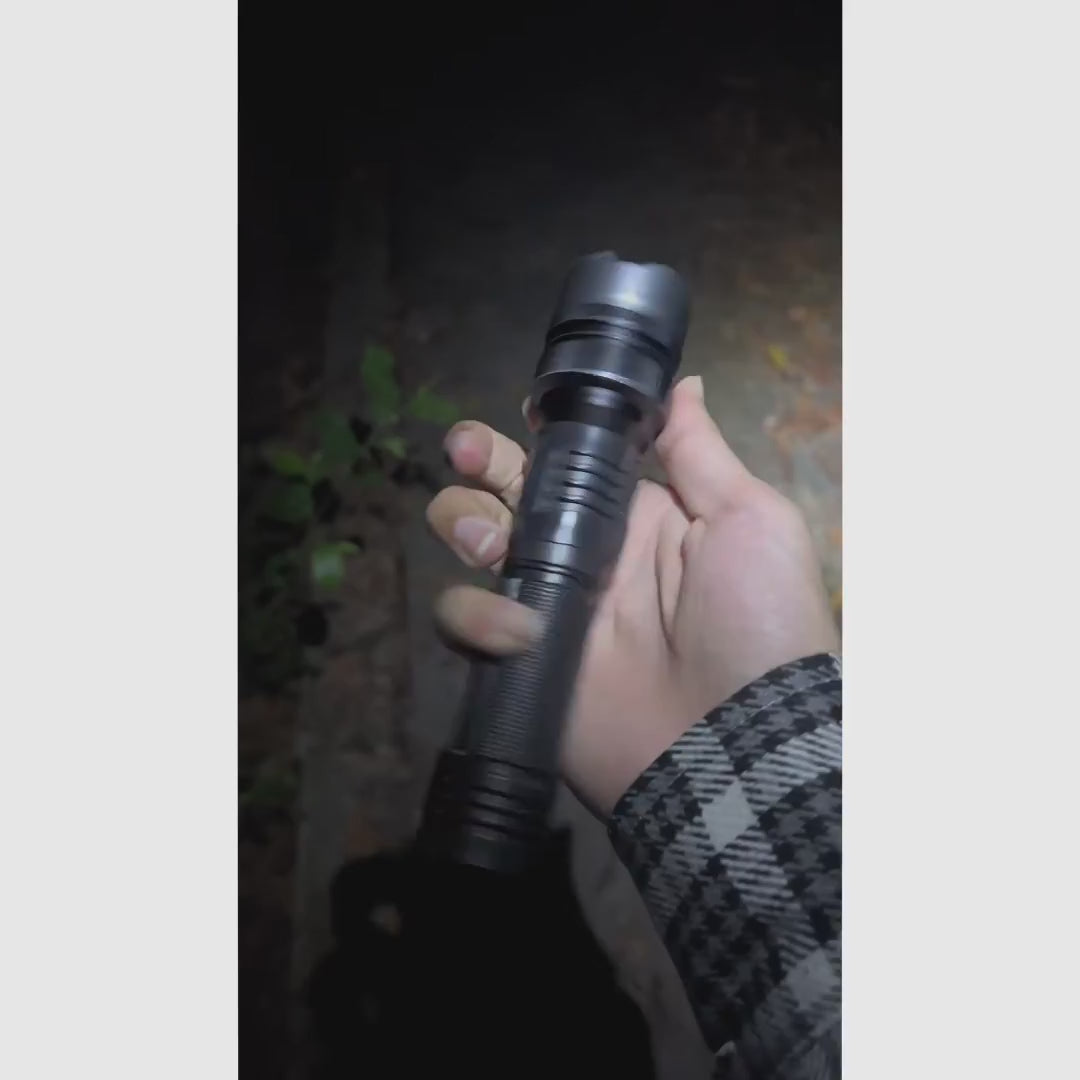 Linterna LED recargable de 2200 lúmenes con power bank, zoom ajustable, pantalla digital y resistencia al agua para camping y emergencias