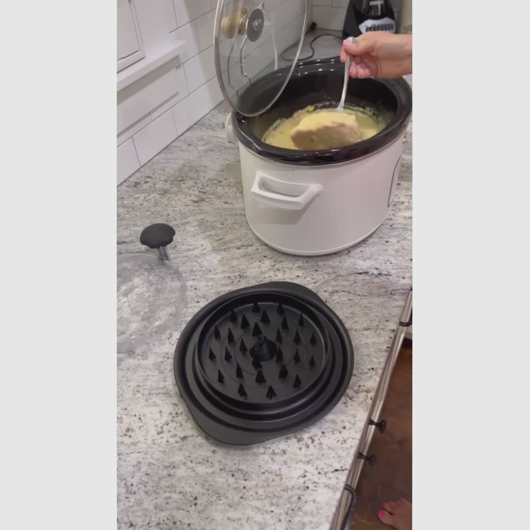 Desmenuzador grande de carne en acero inoxidable con tapa visible y mango ergonómico, perfecto para pollo, res y alimentos de forma rápida y segura