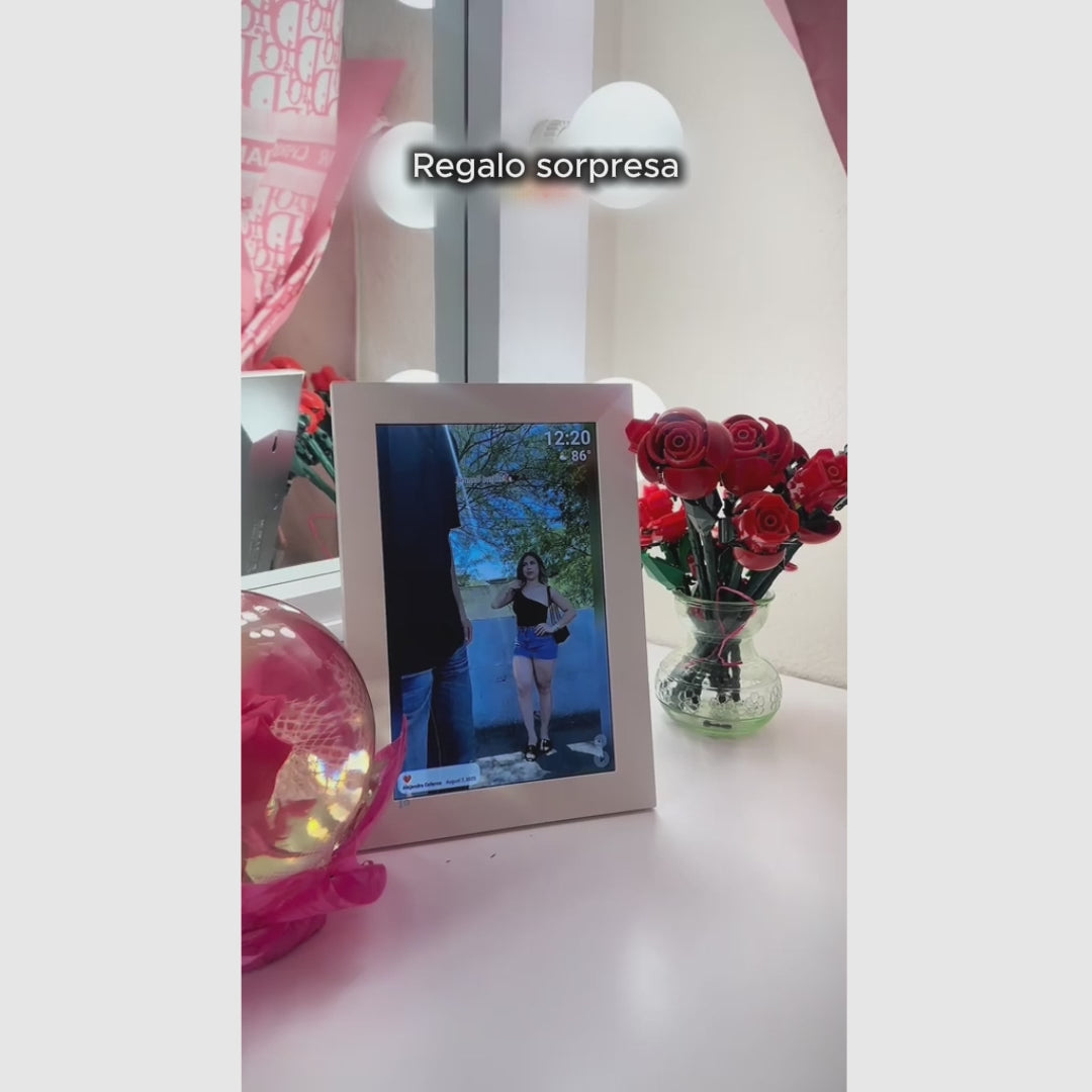 Marco digital Frameo de 25.7cm con moldura de madera, fácil instalación, memoria interna de 32GB para fotos, recuerdos vivos y momentos especiales conservados